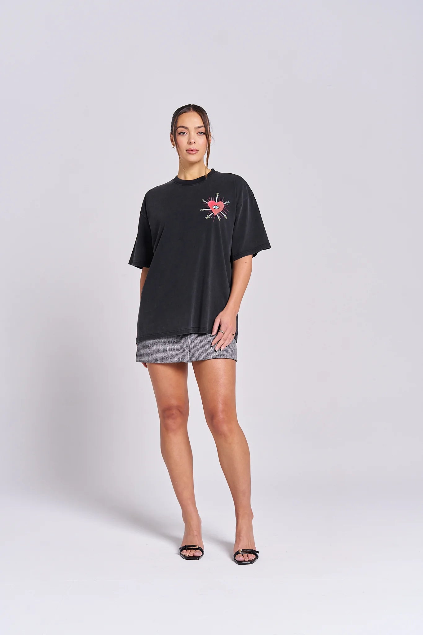 MAKU The Label Bleeding Heart Oversize Black Wash Tee