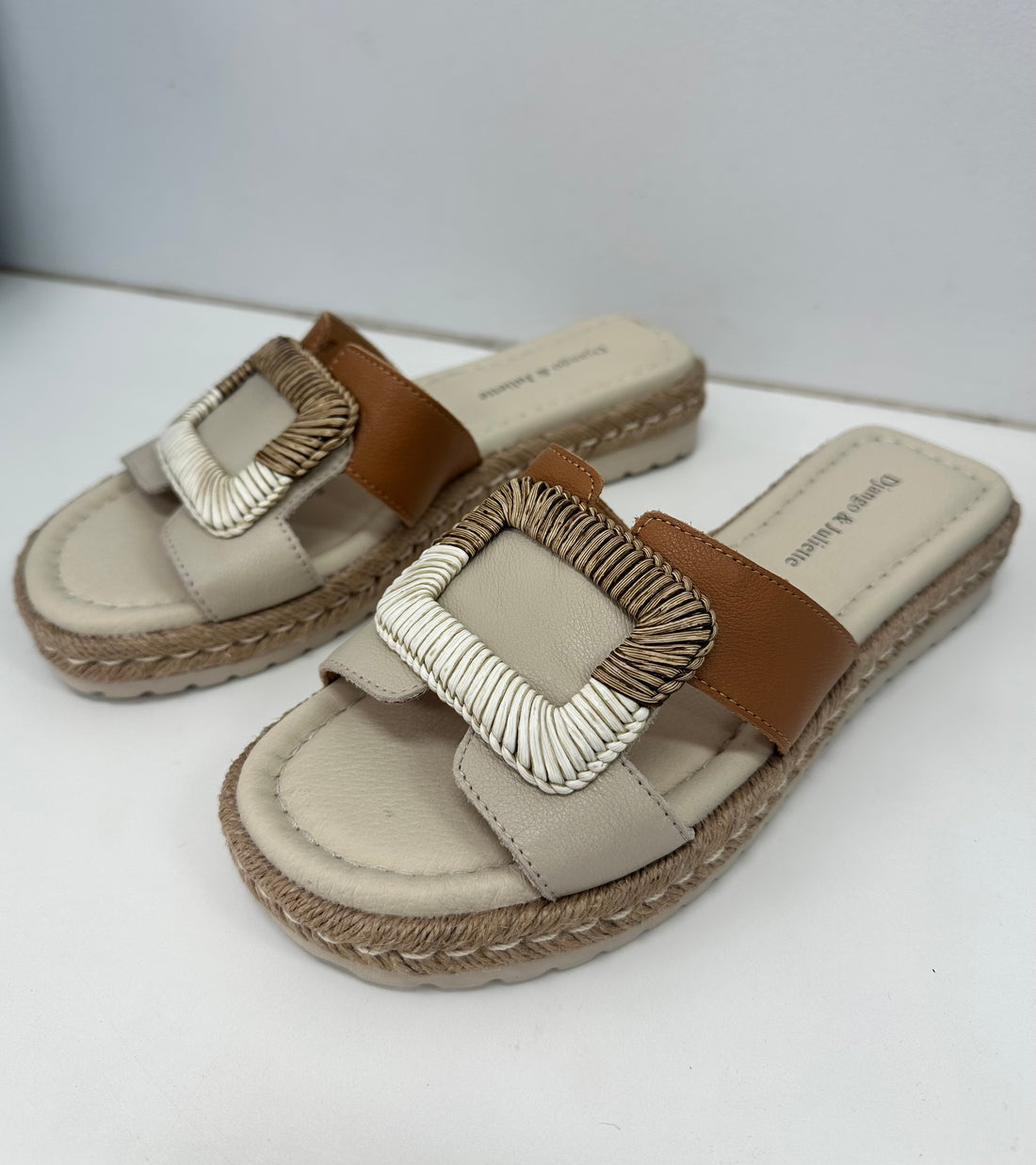 Django & Juliette Shere Almond/Dk Tan