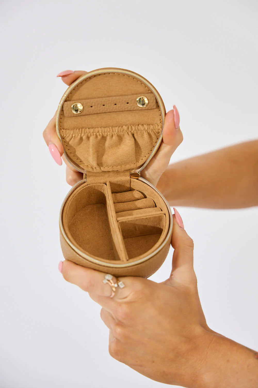 Nakoa Round Jewellery Box Beige