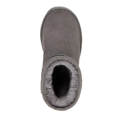 The Charcoal EMU platinum Stinger Mini is Made in Australia, boasts water resistance and the use of double face sheepskin allows your foot to breathe, so they keep your feet perfectly warm in winter and cool in summer.  Features:  Removable anatomically correct sheepskin lined in sole Reinforced suede heel cup for better fit and support Soft EVA midsole for comfort and support Durable, hardwearing and flexible rubber outsole Superior double stitched seams for added strength